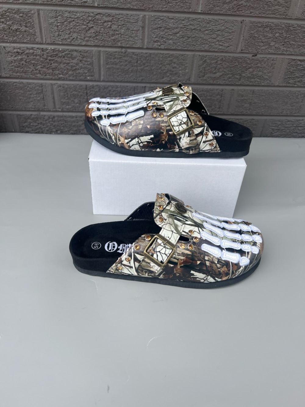 NWOT Octavious Marks Real Tree Women’s Camo Slip On Jeweled Clogs Sz 5/6
